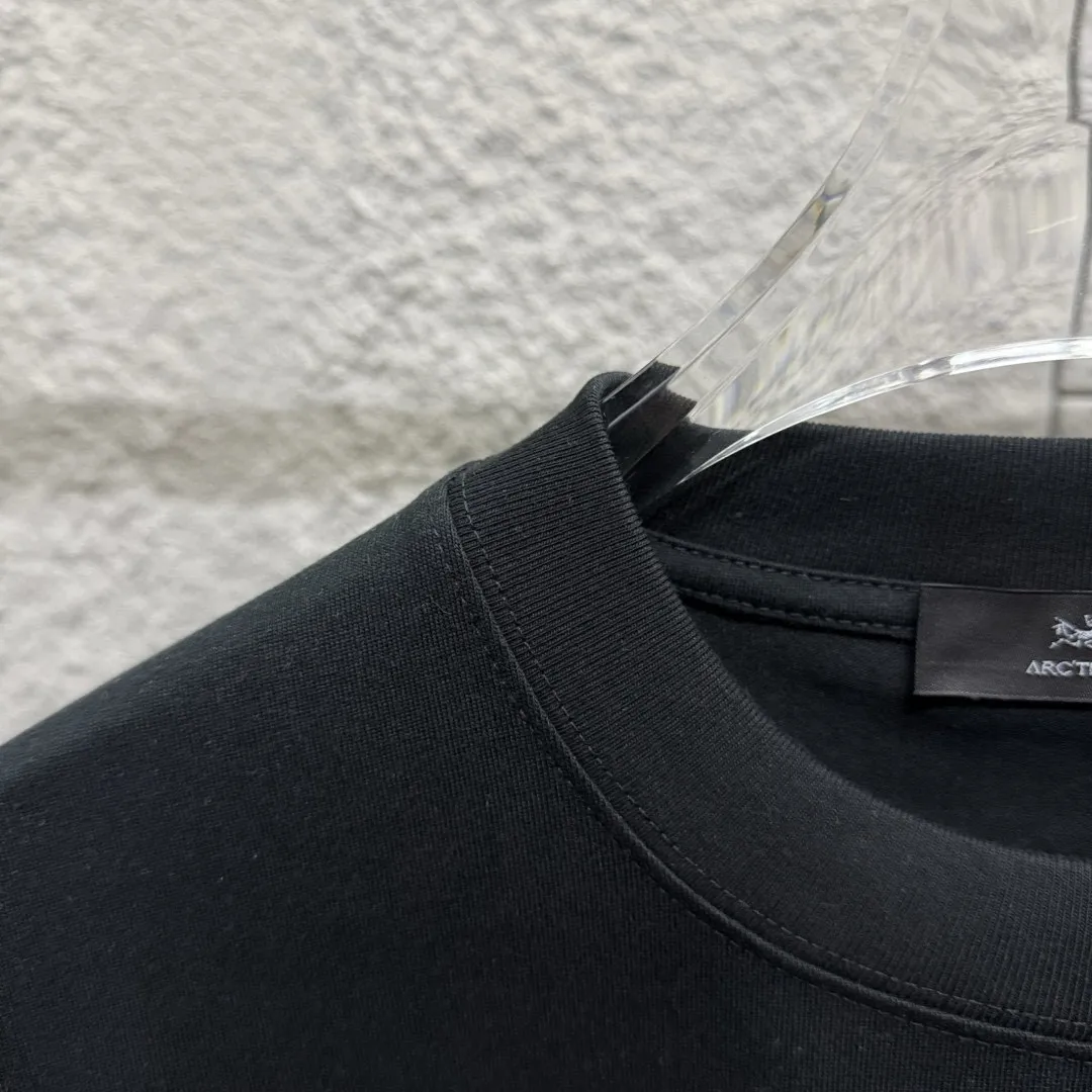 ARC'TERYX* *2025 New Arrival Classic logo T Same Style Size： S （90-130 ） M （120-150 ） L （140-165 ） XL （160-180 ） XXL （180 ） ：Black White